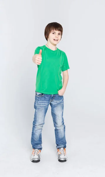 Portret van vrolijke jongen tonen duimschroef opwaarts gebaar — Stockfoto