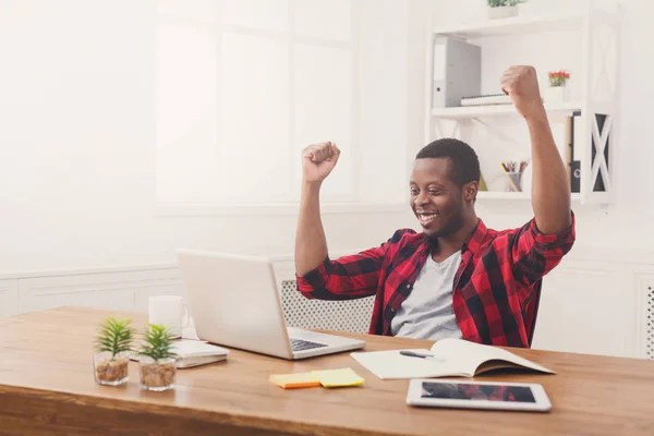Mutlu işadamı kazanmak. Kazanan, siyah adam ofiste — Stok fotoğraf