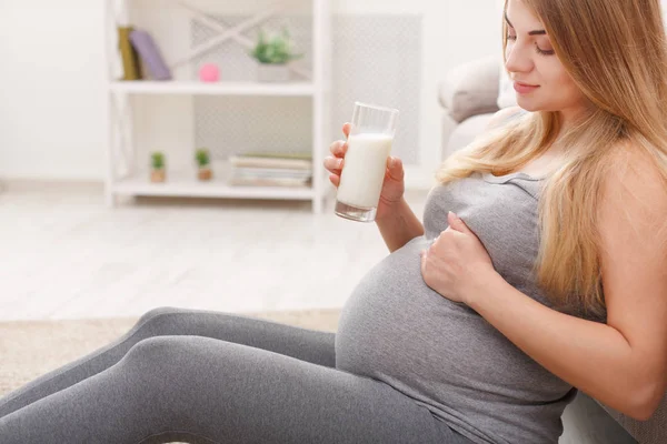 Těhotná žena pít sklenici mléka kopie prostoru — Stock fotografie