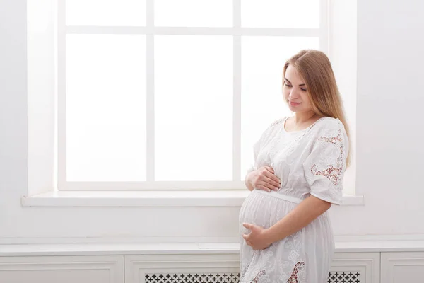 Wanita hamil yang sedang bermimpi tentang anak — Stok Foto
