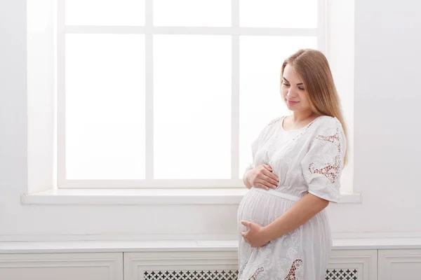 妊婦が子供の夢を見て — ストック写真