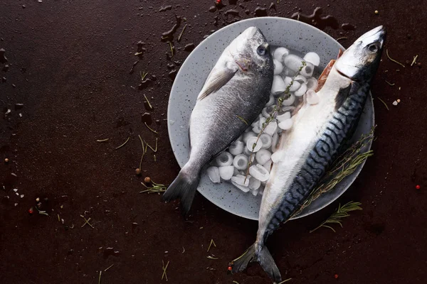 Färsk makrill på träskiva på svart bakgrund — Stockfoto