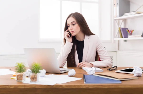 Serious business woman at work talking on phone — Stock Photo, Image