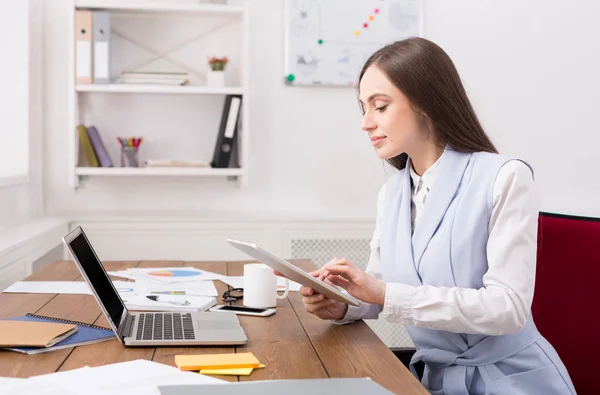 Geschäftsfrau arbeitet an digitalem Tablet — Stockfoto