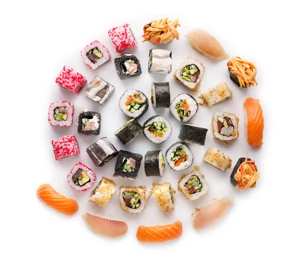 Suşi büyük parti için ayarla. Beyaz zemin üzerine Japon yemekleri