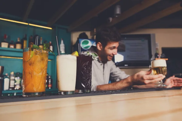 El camarero ofrece cócteles sin alcohol en el bar — Foto de Stock