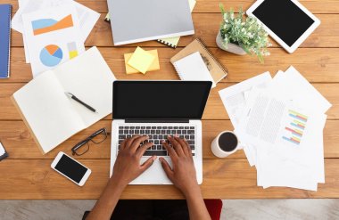 Afrikalı-Amerikalı işadamı iş, Masa üstü görünümü