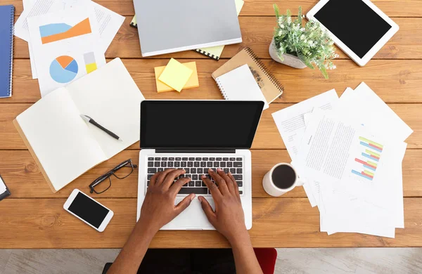 Afrikalı-Amerikalı işadamı iş, Masa üstü görünümü