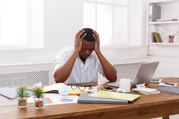 Fáradt afro-amerikai alkalmazott a munkahelyen — Stock Fotó