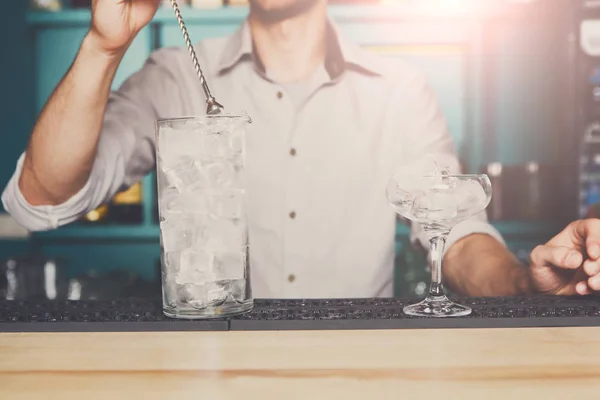 Barmen kokteyl closeup için buz yapma — Stok fotoğraf