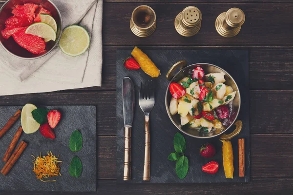 Vegetariano plato de restaurante indio, ensalada fresca en madera —  Fotos de Stock