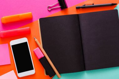 Yaratıcı minimal tasarım - düz workspace ile yatıyordu