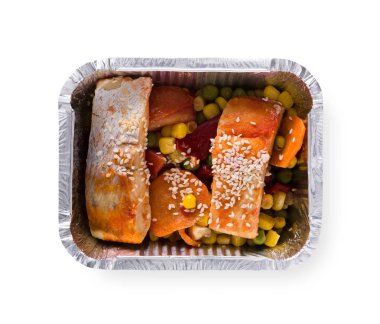 Sağlıklı gıda kutularında, diyet kavramı. Kırmızı balık, Mısır, havuç, bezelye ve susam