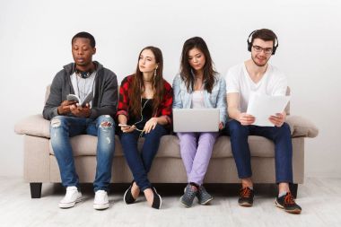 Gençlerin çeşitli gadget'lar ile müzik dinlemek