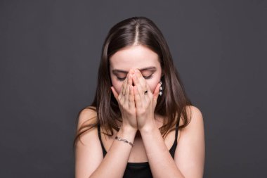 Portre koyu arka plan üzerinde ağlayan duygusal kadın