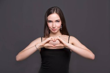 Kadın moda modeli rahat kıyafet, stüdyo vurdu içinde