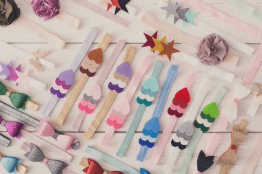 Renkli elastik bir şekilde dekore edilmiş saç bantları kümesi