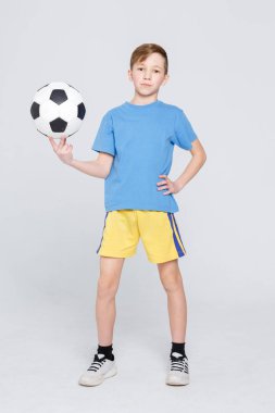 Casual beyaz stüdyo arka plan, futbol topu ile çocuk
