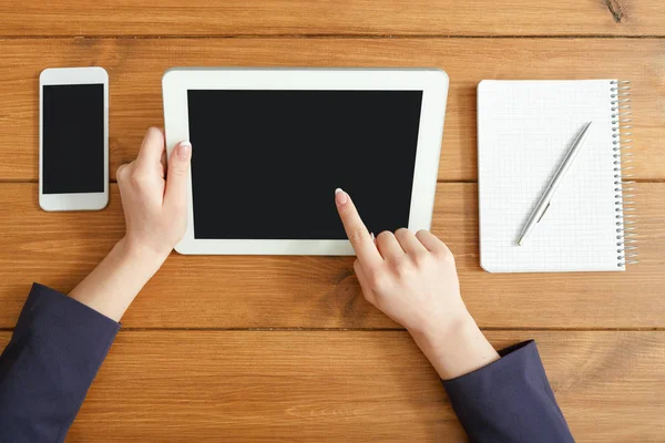 Mujer usando tableta en el lugar de trabajo, vista superior, primer plano — Foto de Stock