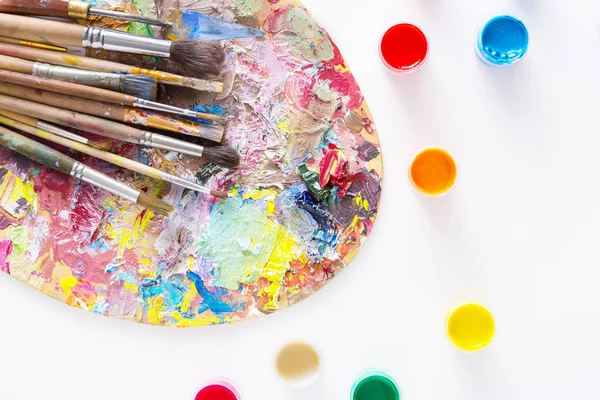 Renkli boya konturları, izole paletle sanat