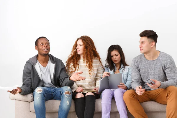 Çeşitli genç öğrenciler evde sınavına hazırlık