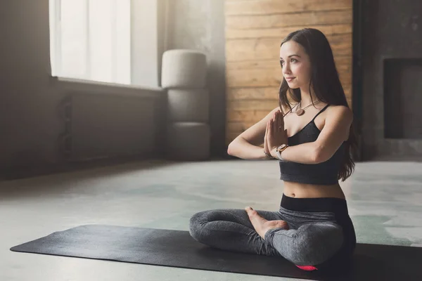 Mujer joven en clase de yoga, relajar la meditación pose —  Fotos de Stock