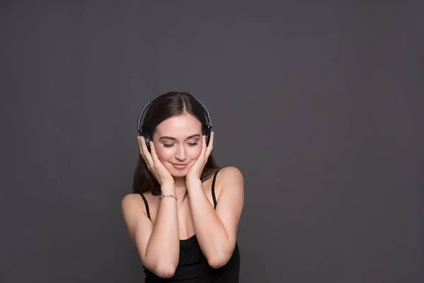 Mulher ouvir música em fones de ouvido, tiro estúdio — Fotografia de Stock