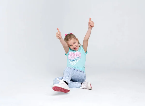 Porträt eines fröhlichen Mädchens mit Daumen-hoch-Geste — Stockfoto