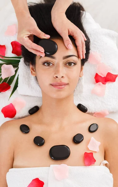 Kosmetikerin macht Steinmassage für Frau im Wellness-Center — Stockfoto