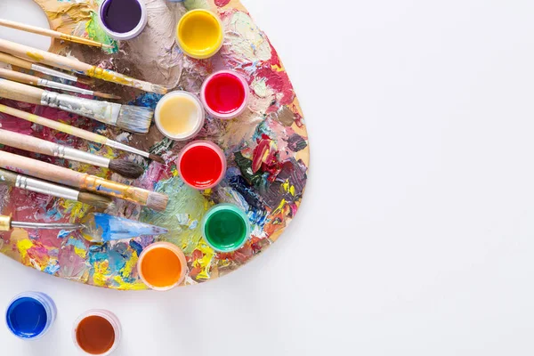 Paleta de arte com pinceladas coloridas, isolada — Fotografia de Stock