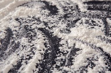 Beyaz zemin üzerinde siyah arka plan, soyut doku