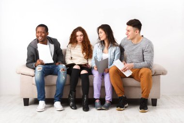 Çeşitli genç öğrenciler evde sınavına hazırlık