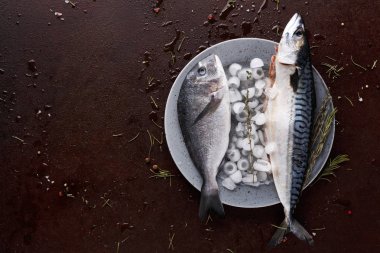 Ahşap tahta at siyah arka plan üzerinde taze uskumru