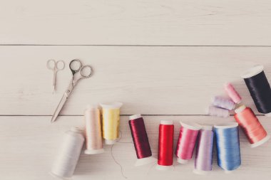 Renkli iplik biriktirir ve makaslar ahşap masa düz yatıyordu