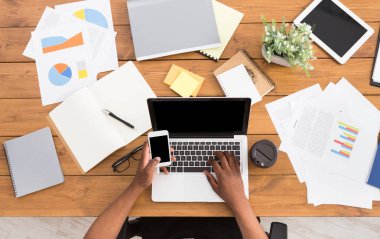 Afrikalı-Amerikalı işadamı iş, Masa üstü görünümü