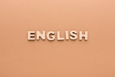 Word İngilizce bej renkli arka plan üzerinde
