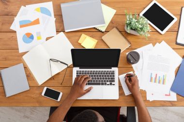 Afrikalı-Amerikalı işadamı iş, Masa üstü görünümü