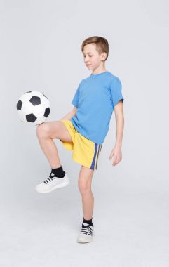 Casual beyaz stüdyo arka plan, futbol topu ile çocuk