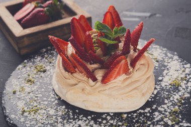 Anna Pavlova pasta siyah arka plan üzerine çilek ile
