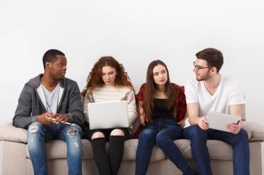 Takım çalışması, genç meslektaşları iş fikirleri tartışmak.