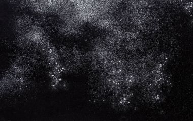 Siyah arka plan üzerine kavram pişirme, kopya alanı ile un serpilir