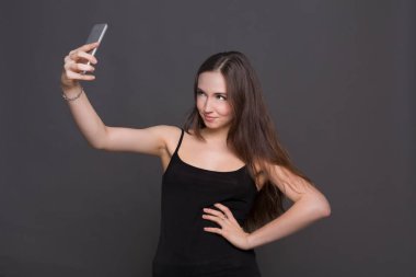 Selfie tarafından onun smartphone alarak neşeli genç kadın
