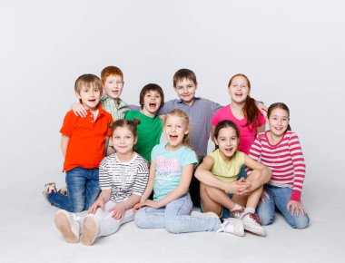 Mutlu çocuklar stüdyosu, katta oturan kopyalama alanı