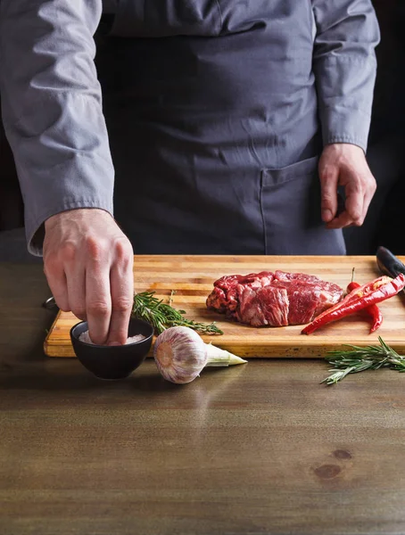 Lokanta mutfağı, ahşap tahta üzerinde kaburga eti baharat Şef
