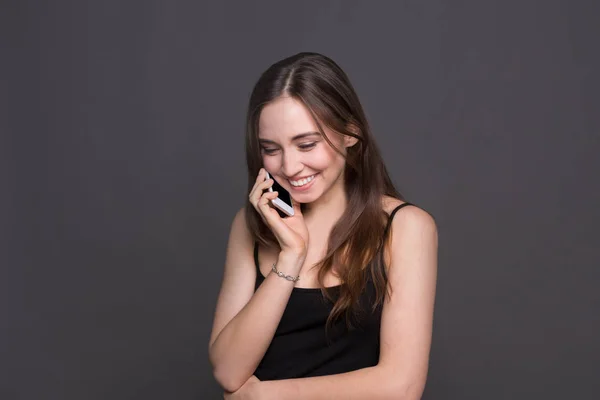 Sonriendo hermosa mujer hablando por teléfono — Foto de Stock