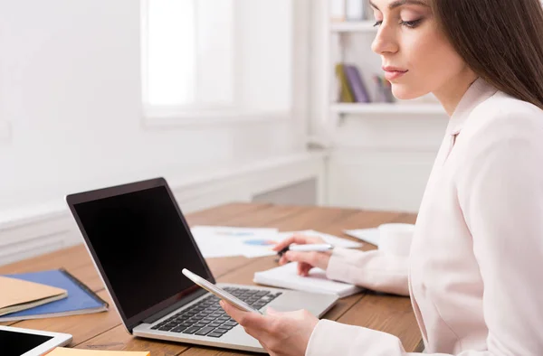 Geschäftsfrau benutzt Telefon mit leerem Bildschirm — Stockfoto