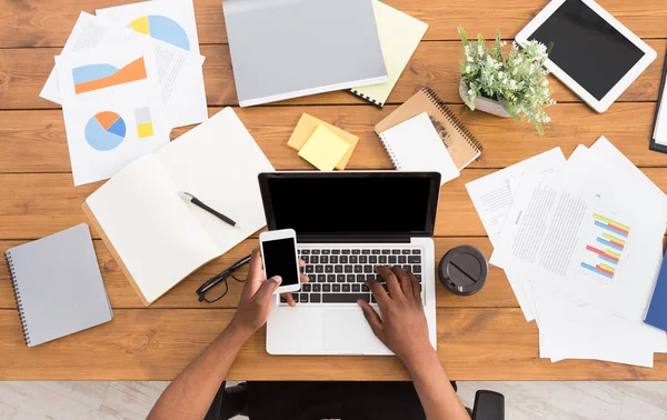 Afrikalı-Amerikalı işadamı iş, Masa üstü görünümü