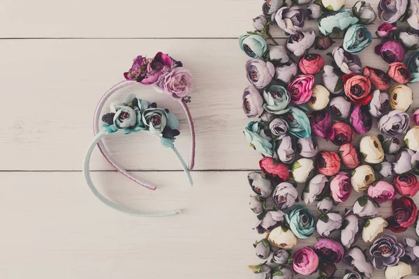 Mooie hoofdbanden met bloemen plat leggen — Stockfoto