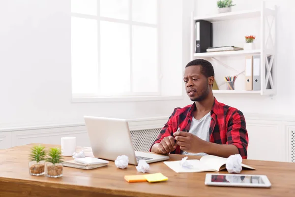 Zwarte zakenman in casual kantoor, werken met laptop — Stockfoto