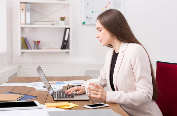 Geschäftsfrau arbeitet im Büro am Laptop — Stockfoto